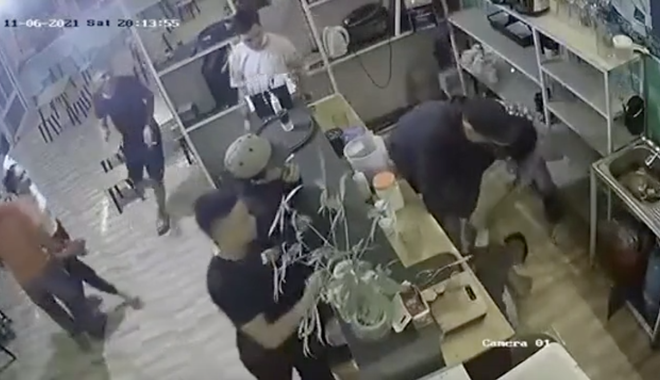 Clip chủ quán trà chanh bị nhóm khách hung hãn lao vào chém, đánh đập dã man - Ảnh 3. Clip chủ quán trà chanh bị nhóm khách hung hãn lao vào chém, đánh đập dã man - Ảnh 3.