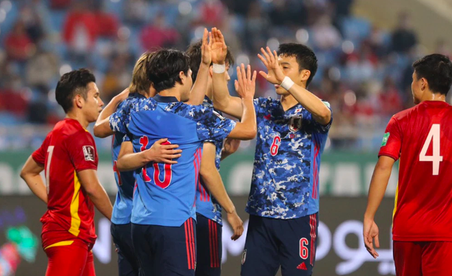 Việt Nam thua Nhật Bản 0-1, cổ động viên lại để ý đến thần VAR hiển linh! - Ảnh 1.