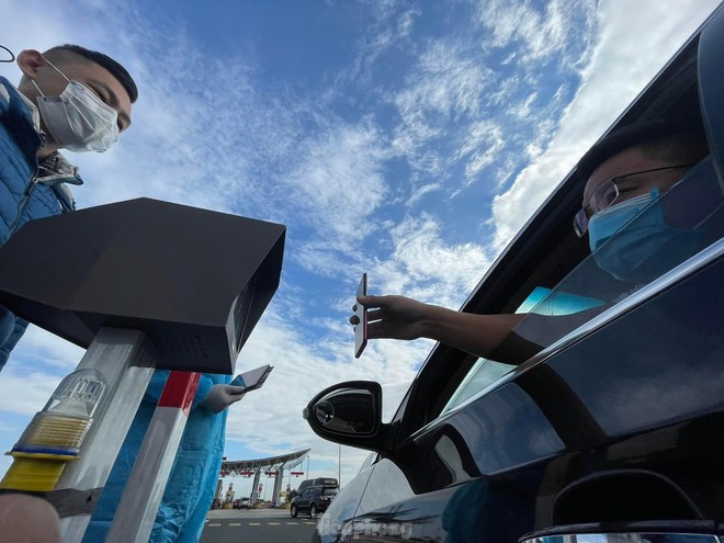 Kiểm soát người ra vào Quảng Ninh chỉ một phút bằng hành trình không chạm - Ảnh 5.