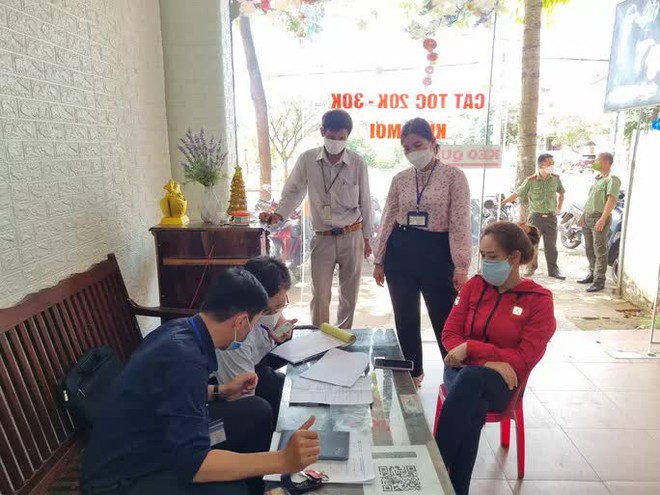 Xử phạt quán karaoke và tiệm cắt tóc mở cửa giữa lúc dịch bệnh Covid-19 - Ảnh 1.