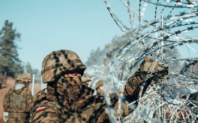 Binh lính Ba Lan canh gác dọc biên giới với Belarus. (Ảnh: Reuters)