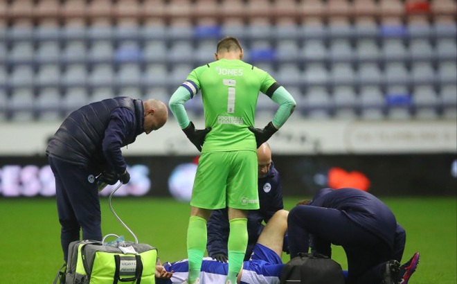 James được sơ cứu gần 10 phút trên sân