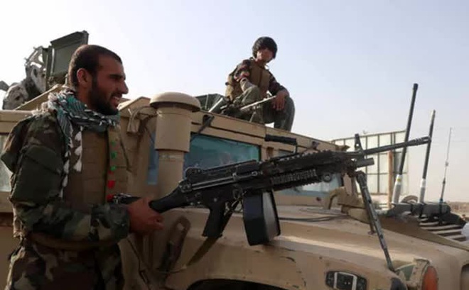 Binh lính thuộc Quân đội Quốc gia Afghanistan canh gác tại một chốt kiểm tra ở quận Guzara, tỉnh Herat, Afghanistan, hồi tháng 8. Ảnh: Reuters