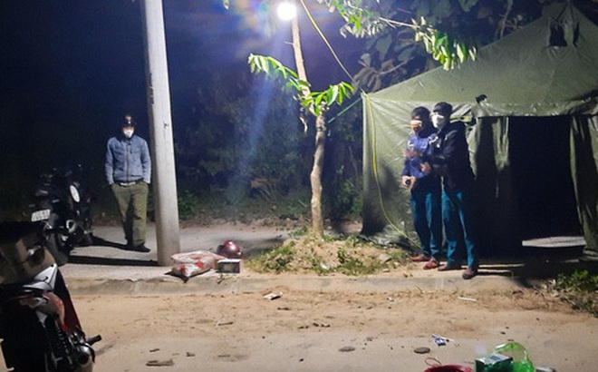 Lực lượng chức năng thị trấn Lao Bảo tiến hành truy vết người liên quan ca dương tính.