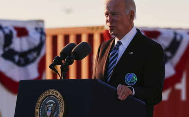 Ông Biden phát biểu trong chuyến thăm cảng Baltimore hôm 10-11. Ảnh: Reuters