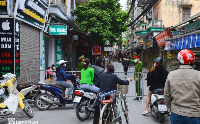 Sáng 9/11, phường Phú Đô phong tỏa khu vực liên quan F0 (Ảnh: Đinh Huy)