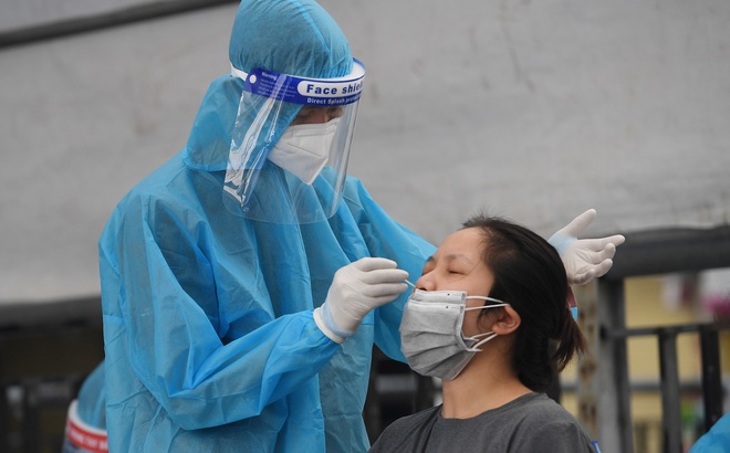 Nhân viên y tế lấy mẫu cho người dân ở Hà Nội. Ảnh: Đỗ Linh.