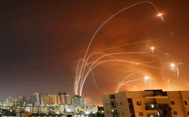 Hệ thống phòng không Vòm Sắt của Israel đánh chặn mục tiêu. Ảnh: WSJ