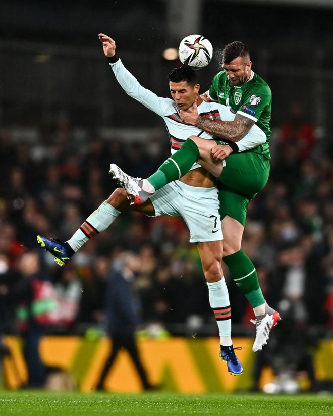 ĐT CH Ireland muốn lưu ảnh Ronaldo... bị bóp cổ vào phòng trưng bày quốc gia - Ảnh 2.