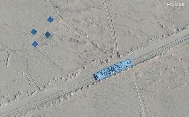 Ảnh vệ tinh chụp vật thể được cho là mô hình tàu sân bay Mỹ trên sa mạc Trung Quốc. Nguồn: Maxar