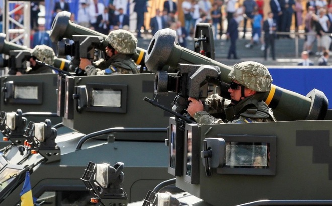 Binh sĩ và vũ khí của Ukraine. Ảnh: Reuters.