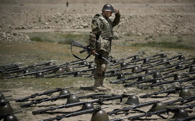 Binh lính Afghanistan trong buổi mặc niệm những đồng đội tử trận, tại khu huấn luyện ngoại ô Kabul năm 2013. Ảnh: AP.
