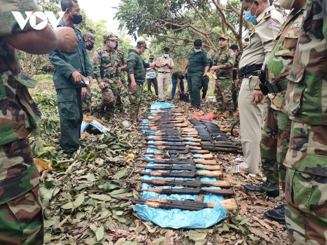 Campuchia phát hiện hơn 30 khẩu súng và nhiều đạn dược tại khu vực biên giới - Ảnh 1.