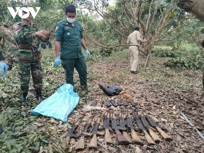 Campuchia phát hiện hơn 30 khẩu súng và nhiều đạn dược tại khu vực biên giới - Ảnh 2.