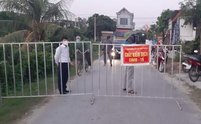 Lực lượng chức năng lập hàng rào phong tỏa tại xã Tân Phong