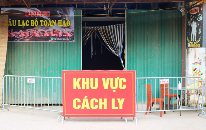 KHẨN: Hà Nội tìm người từng đến ổ dịch câu lạc bộ cà phê, VinMart, đi xe buýt 70A - Ảnh 1.