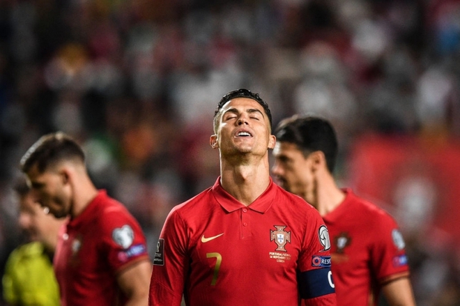 Ronaldo không thể cầm nước mắt khi mất vé dự World Cup 2022 - Ảnh 2.
