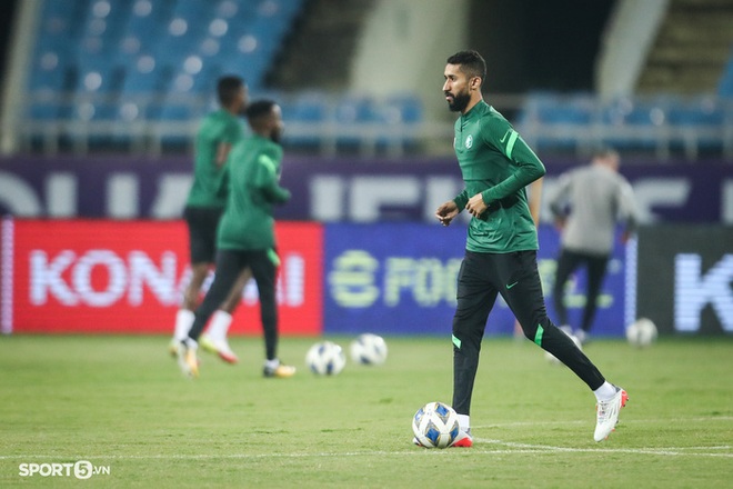 BHL tuyển Saudi Arabia kiểm tra mặt sân, vất vả vá lưới cầu môn trước buổi tập làm quen sân Mỹ Đình - Ảnh 1.