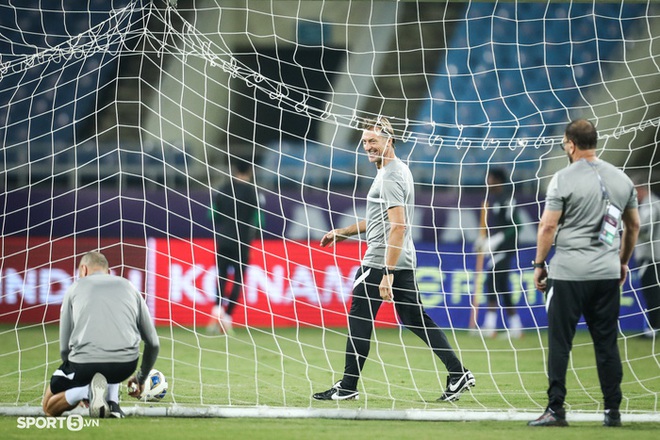 BHL tuyển Saudi Arabia kiểm tra mặt sân, vất vả vá lưới cầu môn trước buổi tập làm quen sân Mỹ Đình - Ảnh 2.