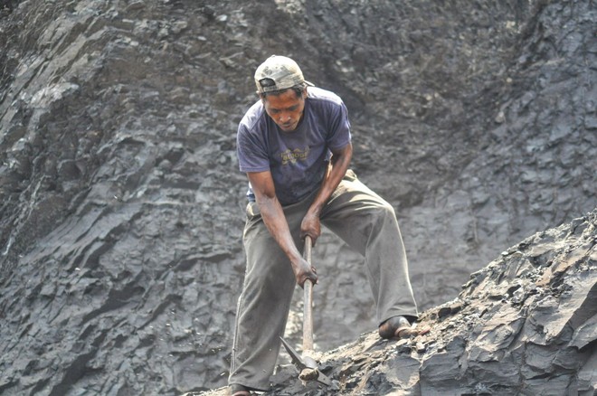 Bên trong các mỏ khai thác than bất hợp pháp ở Indonesia - Ảnh 1.