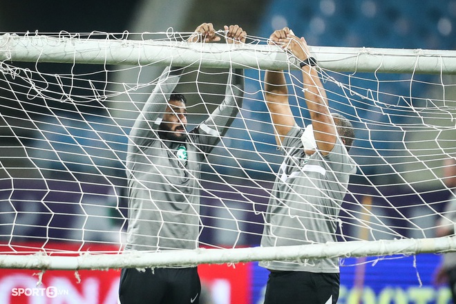 BHL tuyển Saudi Arabia kiểm tra mặt sân, vất vả vá lưới cầu môn trước buổi tập làm quen sân Mỹ Đình - Ảnh 4.