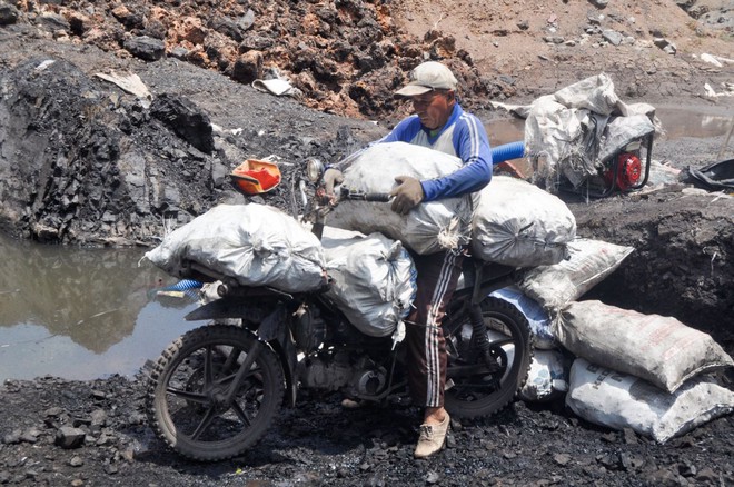 Bên trong các mỏ khai thác than bất hợp pháp ở Indonesia - Ảnh 2.
