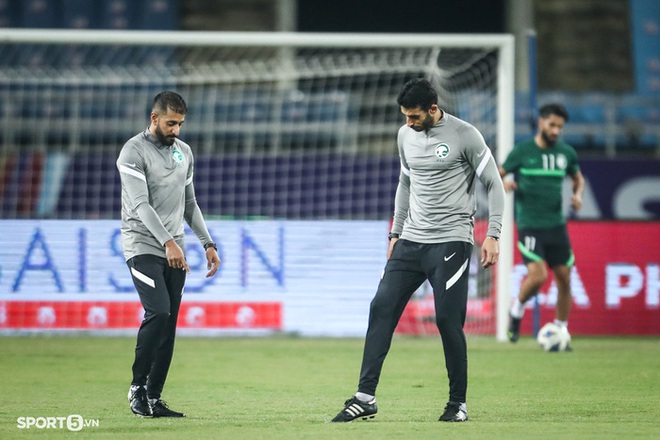 BHL tuyển Saudi Arabia kiểm tra mặt sân, vất vả vá lưới cầu môn trước buổi tập làm quen sân Mỹ Đình - Ảnh 6.