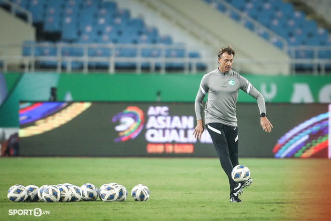 BHL tuyển Saudi Arabia kiểm tra mặt sân, vất vả vá lưới cầu môn trước buổi tập làm quen sân Mỹ Đình - Ảnh 7.