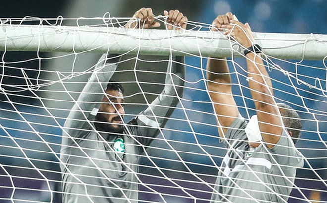 Saudi Arabia kiểm tra mặt sân, vất vả 'vá' lưới trước buổi tập làm quen sân Mỹ Đình