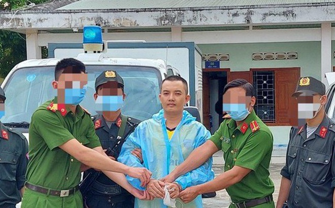 Phi (giữa) bị bắt tại cửa khẩu ở tỉnh Kon Tum Ảnh: Công an cung cấp
