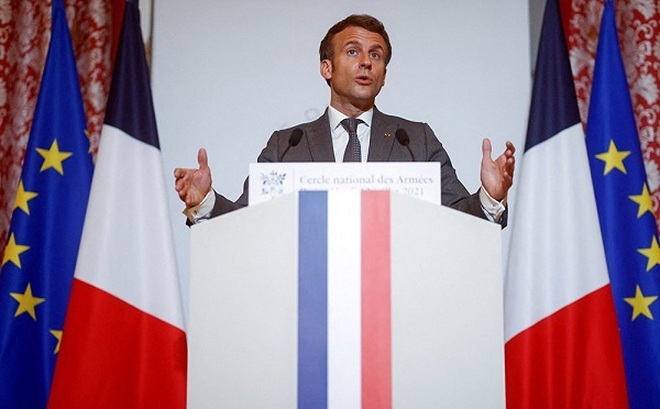 Tổng thống Emmanuel Macron đã thay đổi một trong những màu trên quốc kỳ Pháp. (Ảnh: AP)