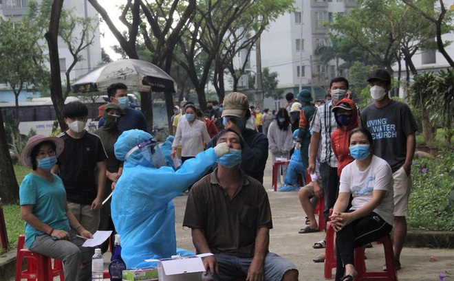 Lấy mẫu xét nghiệm hộ gia đình tại phường Nại Hiên Đông, quận Sơn Trà, TP Đà Nẵng