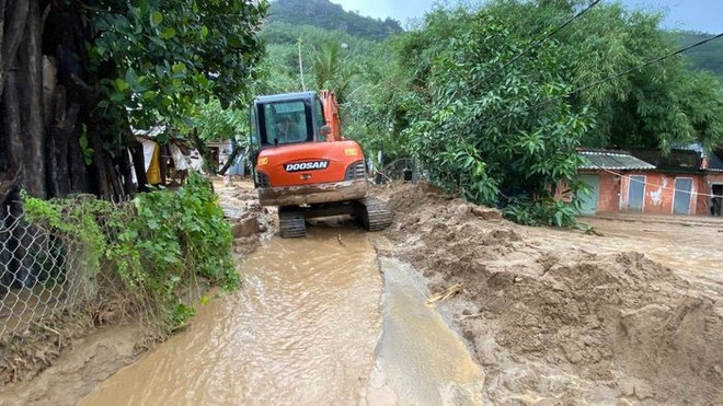 Cận cảnh sạt lở núi, nhà cửa ngập trong bùn đất ở Bình Định - Ảnh 3.