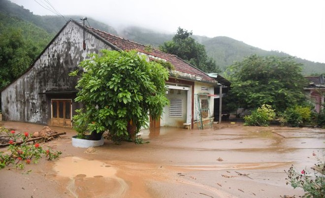 Cận cảnh sạt lở núi, nhà cửa ngập trong bùn đất ở Bình Định - Ảnh 5.