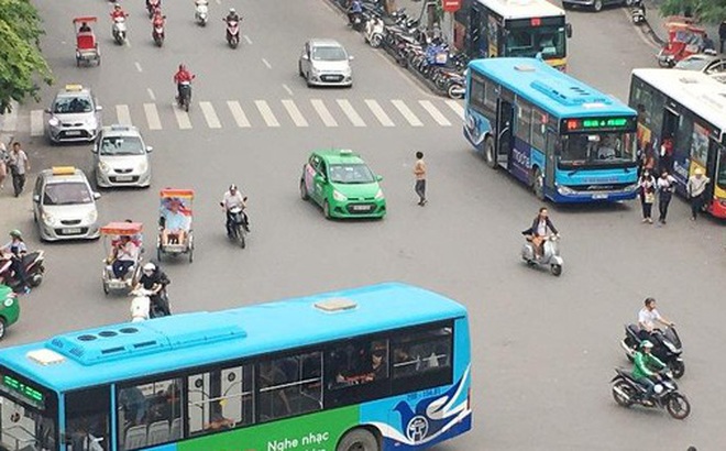 Xe buýt Hà Nội hoạt động trên đường.