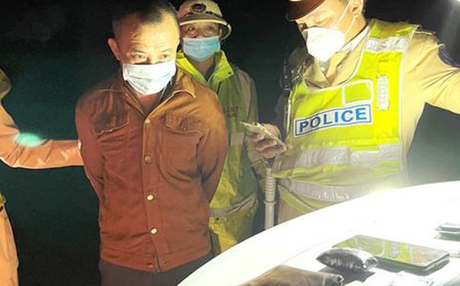 Đối tượng Phan Lê Huy bị phát hiện và bắt giữ khi vận chuyển, tàng trữ trái phép ma túy và vũ khí trên xe. Ảnh: TTXVN