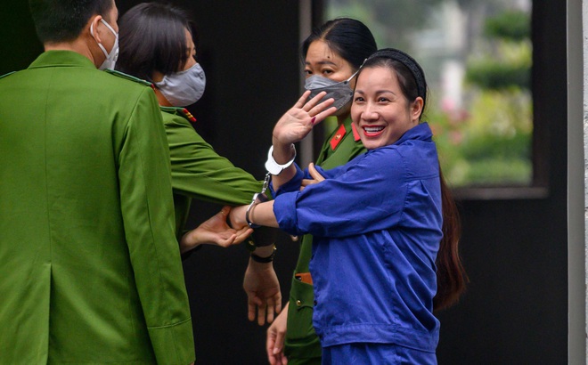 Hình ảnh Nguyễn Thị Dương được trang điểm kỹ, tươi cười giơ tay chào khi dẫn giải vào phòng xét xử thu hút sự chú ý của cộng đồng mạng. (Ảnh: Zing)