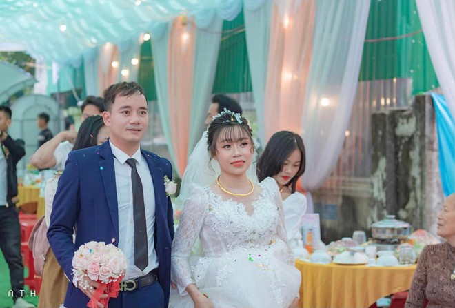 Nghệ An: Bất ngờ chuyển dạ trong lễ cưới, cô dâu tiếp tục ngồi xe hoa đến viện sinh con - Ảnh 1.