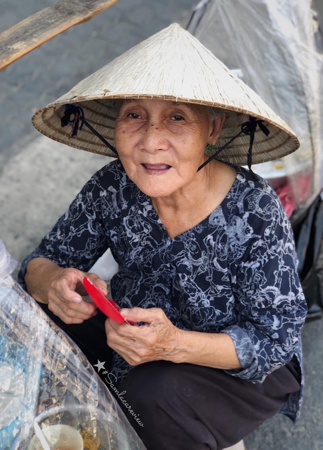 Cụ bà còng lưng gánh nồi chuối xào đi bán bị ngã, MTQ tìm tới giúp: Xin được từ chối - Ảnh 3.