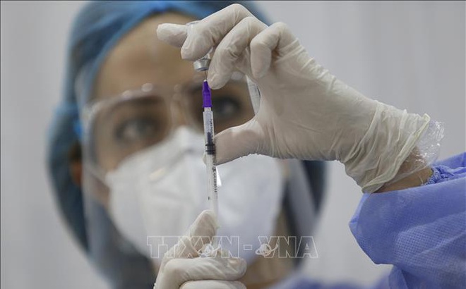 Nhân viên y tế chuẩn bị tiêm vaccine phòng COVID-19 của hãng Pfizer/BioNTech. Ảnh: THX/TTXVN