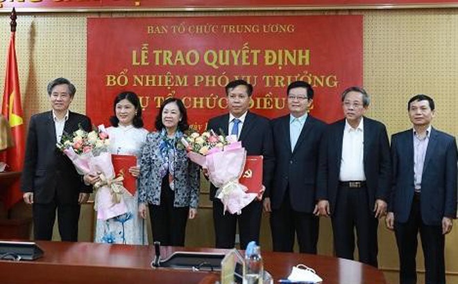 Lãnh đạo Ban Tổ chức Trung ương trao quyết định và chúc mừng các cán bộ được bổ nhiệm chức vụ mới.