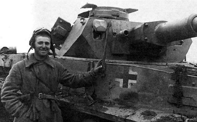 Pháo thủ chống tăng Vladimir Kondratenko bên chiếc xe tăng chiếm được của Đức. Ảnh: Pamyat-naroda.ru