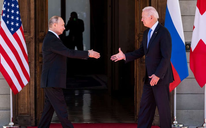 Tổng thống Nga Vladimir V. Putin và người đồng cấp Biden trong cuộc gặp vào tháng 6 tại Thụy Sĩ. Ảnh: The New York Times