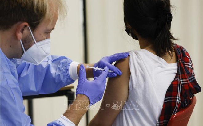 Nhân viên y tế tiêm vaccine phòng COVID-19 cho người dân tại Berlin, Đức, ngày 13/9/2021. Ảnh: AFP/TTXVN