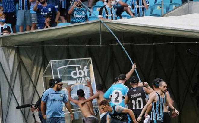 Các fan Gremio tấn công lại lực lượng an ninh