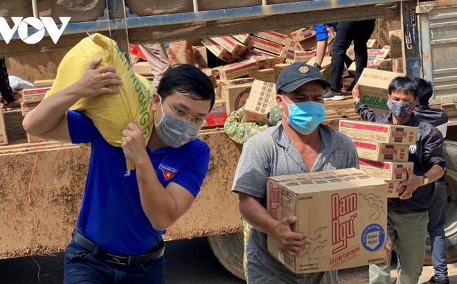 Đoàn viên thanh niên tỉnh Kon Tum tham gia vận chuyển nhu yếu phẩm hỗ trợ người dân vùng dịch COVID-19.