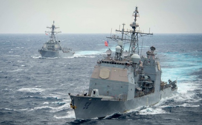 Tuần dương hạm USS Bunker Hill lớp Ticonderoga (trước) và tàu khu trục USS John Finn của Mỹ ở Biển Đông. Ảnh: Eurasiareview.