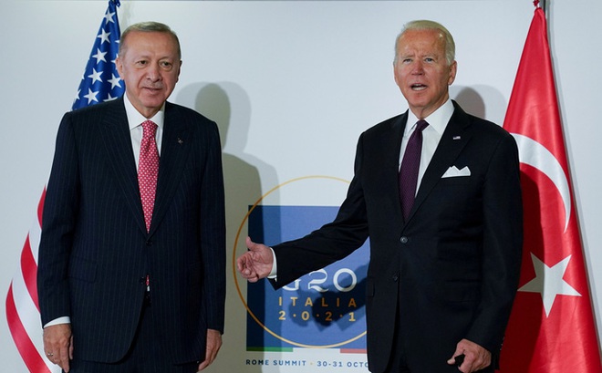 Tổng thống Thổ Nhĩ Kỳ Tayyip Erdogan gặp Tổng thống Mỹ Joe Biden trong hội nghị G20 tại Rome - Ý vào ngày 31-10. Ảnh: Reuters