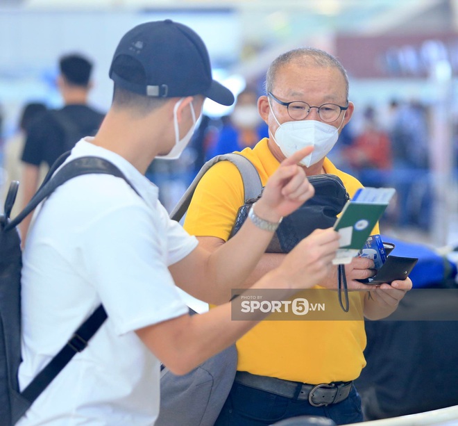 Hội tuyển thủ Việt Nam khoe thời trang nổi bật tại sân bay, nhưng thầy Park mới là trùm cuối - Ảnh 12.