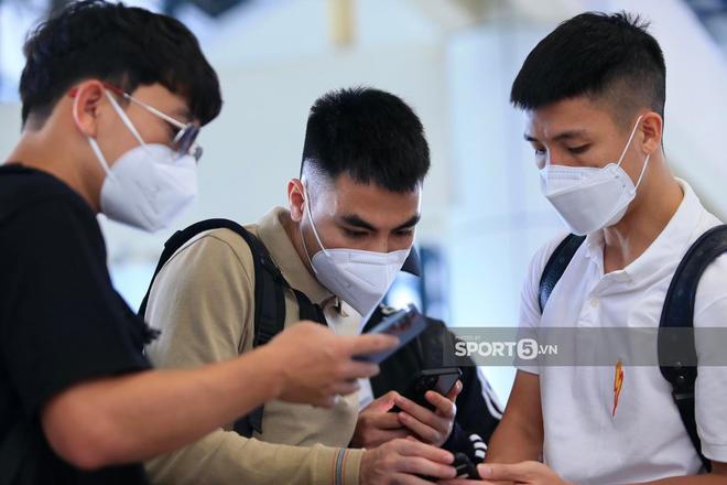 “Lớp phó” Đức Huy giúp các đồng đội khai báo y tế tại sân bay Nội Bài - Ảnh 3.